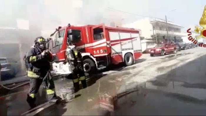 terrore a pagani maxi incendio in un deposito di via de gasperi case evacuate