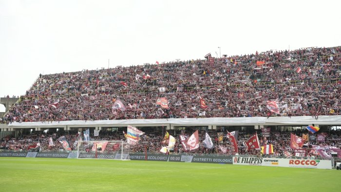 salernitana brividi granata lo spettacolo dell arechi fa il giro del mondo