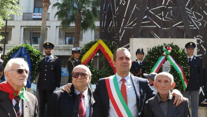 25 aprile de magistris giu le mani dall anpi e liberta per il popolo ucraino