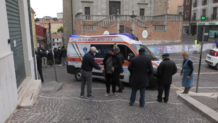 cade di fronte alla basilica cattedrale e batte la testa a terra