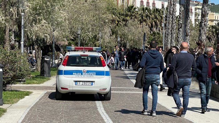 salerno multe a valanga e carro attrezzi non fermano l incivilta