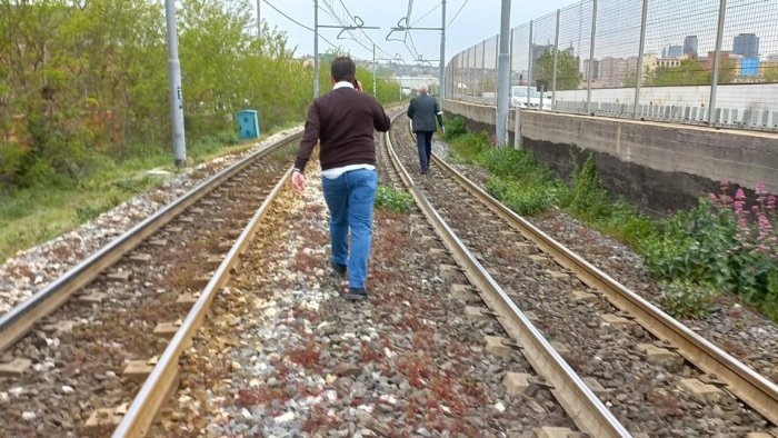 a passeggio sui binari vesuviana ferma per 30 minuti per sorrento assurdo