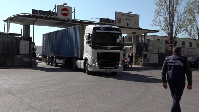 sono partiti i primi camion di rifiuti da salerno verso il sito di persano