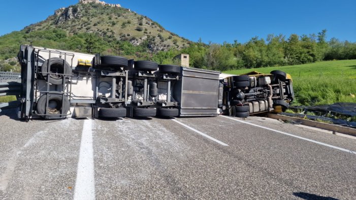 tir si ribalta sull a2 del mediterraneo traffico in tilt a petina