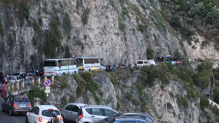 traffico sull amalfitana al lavoro per una soluzione in vista dell estate