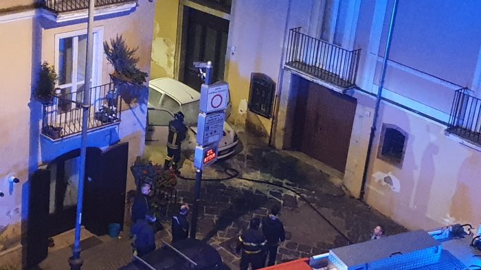 auto prende fuoco in piazza duomo ad avellino per fortuna solo tanto spavento