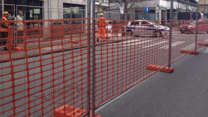 salerno lavori al collettore fognario divieto di sosta e fermata