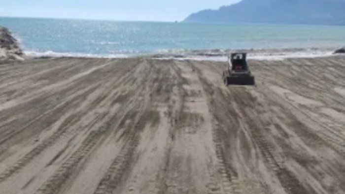 lungomare colombo ripulita la spiaggia da detriti e rifiuti