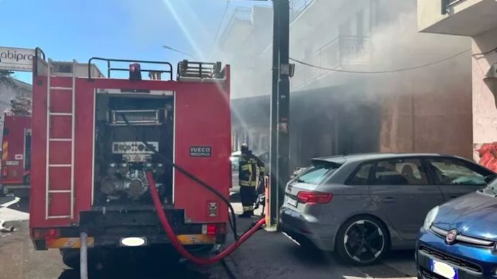 pagani incendio distrugge l attivita parte la raccolta fondi per la famiglia