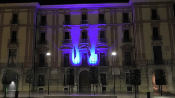 autismo ad avellino monumenti e palazzo caracciolo illuminati di blu