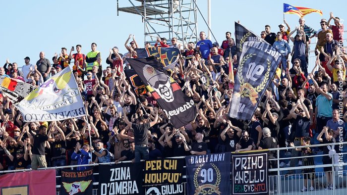 benevento viaggio di notte per i tifosi a monza settore ospiti pieno