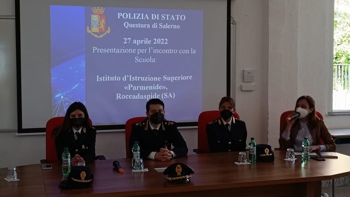 lotta alle dipendenze e al cyberbullismo polizia protagonista nelle scuole