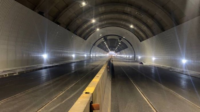 stop alle auto per una notte nella galleria vittoria a napoli