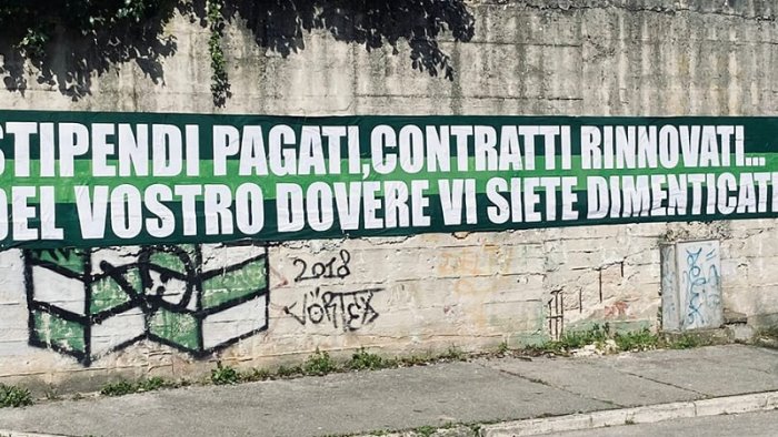 avellino del vostro dovere vi siete dimenticati striscioni al partenio