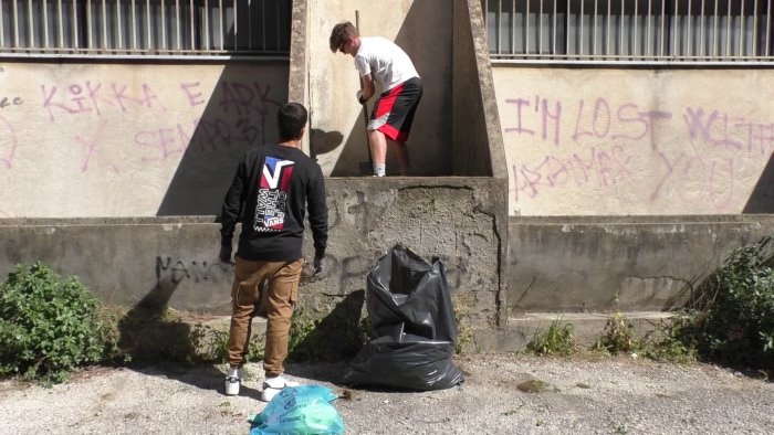 legambiente e gli studenti ripliscono le aree degradate di avellino