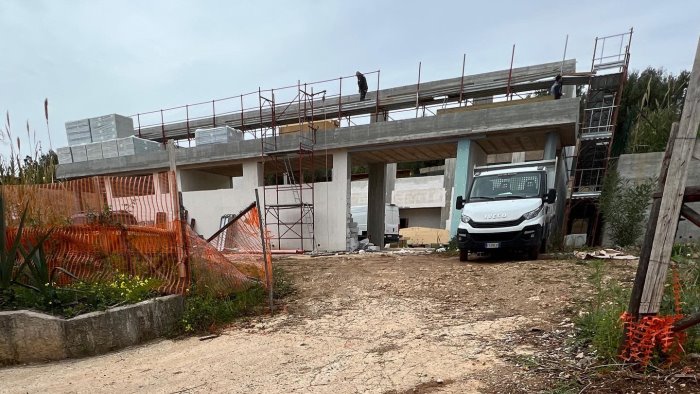 camerota atti vandalici nel cantiere della palestra