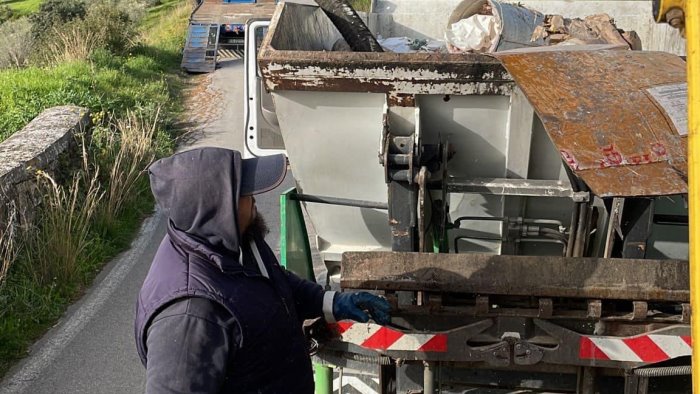 rifiuti abbandonati a castellabate il comune interviene per la bonifica