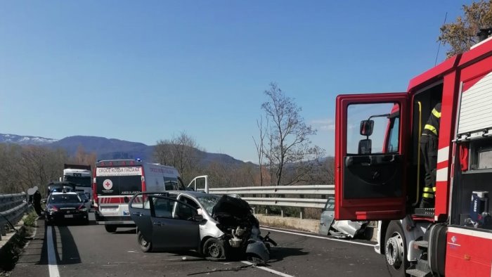 statale 87 benevento campobasso auto contro un muro ferite due donne