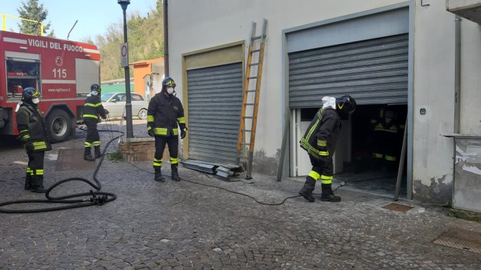 ariano incendio in un garage i vigili del fuoco evitano il peggio