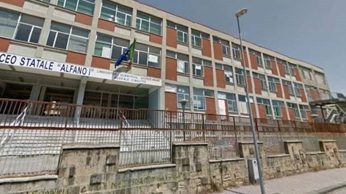 al les del liceo alfano i i giovani si confrontano su economia e attualita