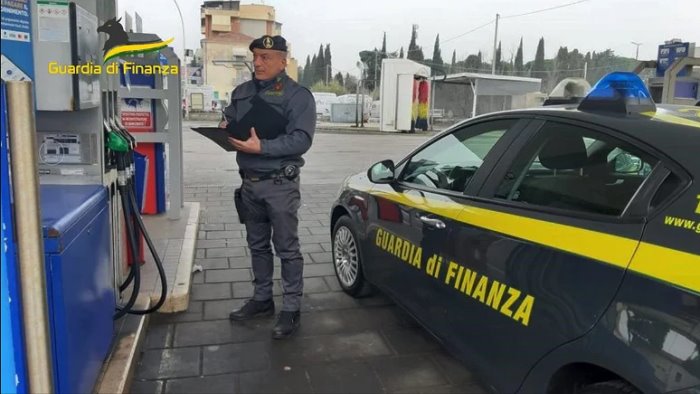 caro benzina scattano i controlli della finanza nei distributori di avellino