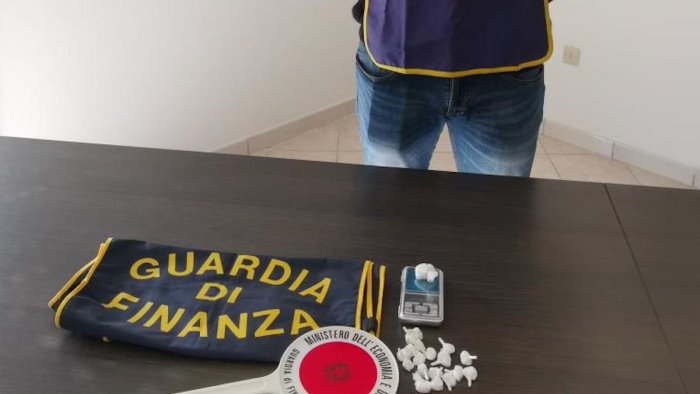 cocaina in uno smart shop di eboli arrestato 45enne