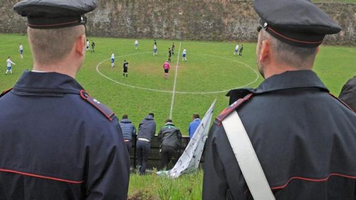 cilento fischia rigore ed espelle calciatore arbitro aggredito