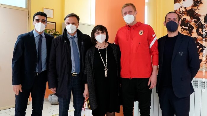 e tempo di crescere insieme abbraccio tra il benevento e il guacci foto