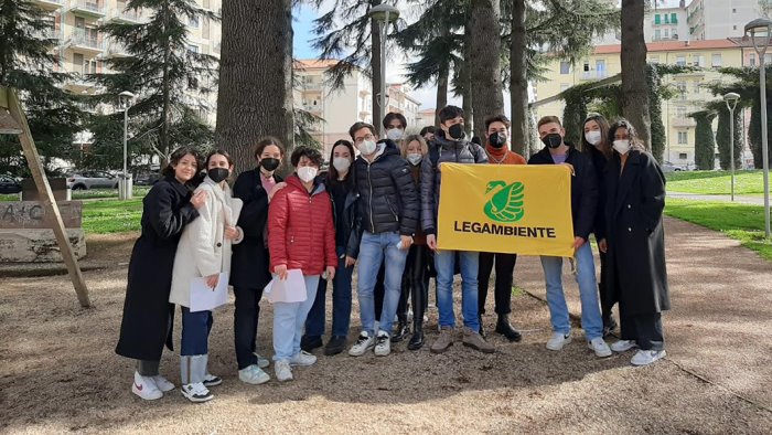 cura e attenzione dei nostri parchi legambiente e studenti a piazza kennedy