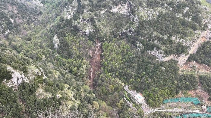 paura in costiera amalfitana frana un sentiero tra scala e amalfi