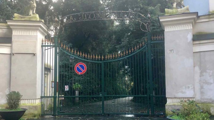 napoli villa floridiana passeggiata salutare tra buche e dissesti