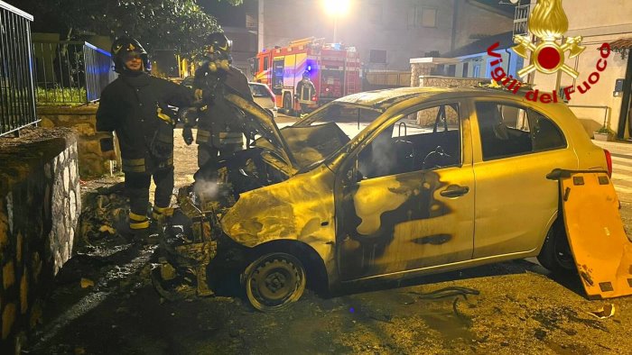 auto in fiamme a forino si indaga sulle cause