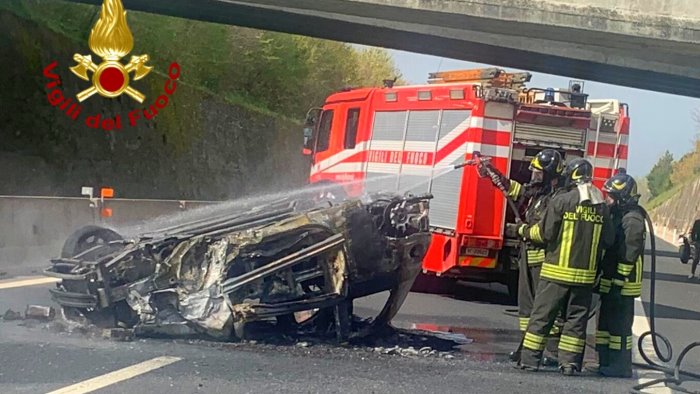 auto sbanda tampona un tir e prende fuoco paura sull a16