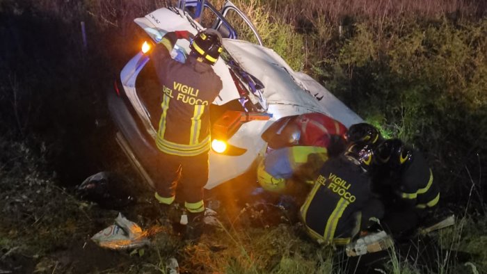 auto fuori strada finisce in una scarpata paura e feriti