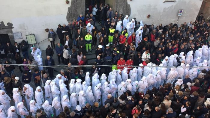 somma vesuviana dopo 4 anni torna la processione piu suggestiva in italia