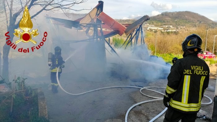 in fiamme legname in un deposito agricolo paura ad arcella