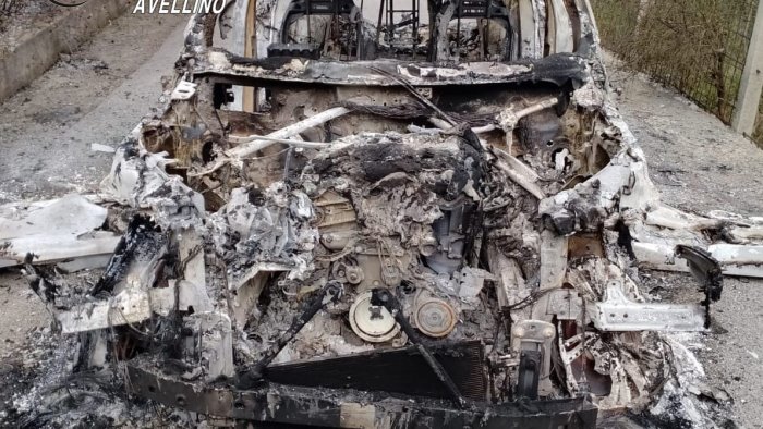 auto distrutta dalle fiamme nel bosco di quadrelle indagano i carabinieri