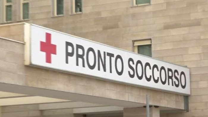 caos nel pronto soccorso guardia picchiata selvaggiamente con lo smartphone