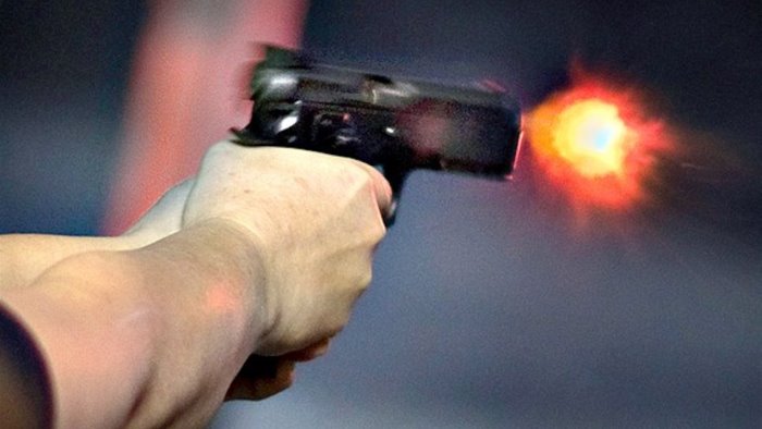 spara in piazza con la pistola denunciato 18enne