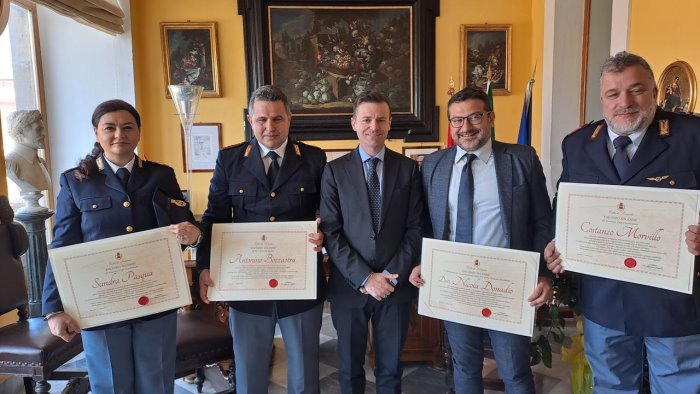 sorrento il sindaco massimo coppola premia la polizia di stato