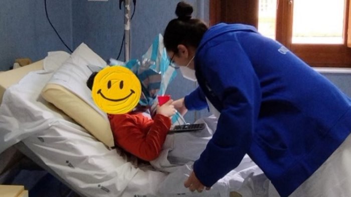 solidarieta consegnate le uova di cioccolato ai bimbi ricoverati in ospedale