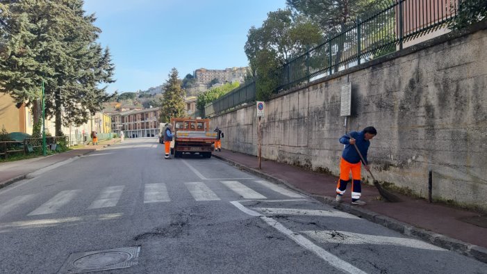 ariano percettori del reddito nelle periferie a pulire marciapiedi e strade