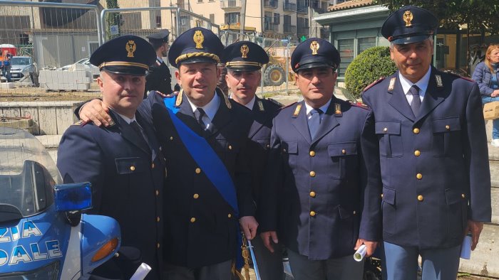 quindici salvarono una coppia di anziani premiati i 4 poliziotti