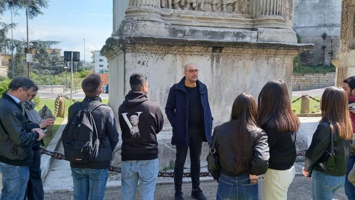 gli studenti del liceo virgilio di san giorgio a lezione di archeologia