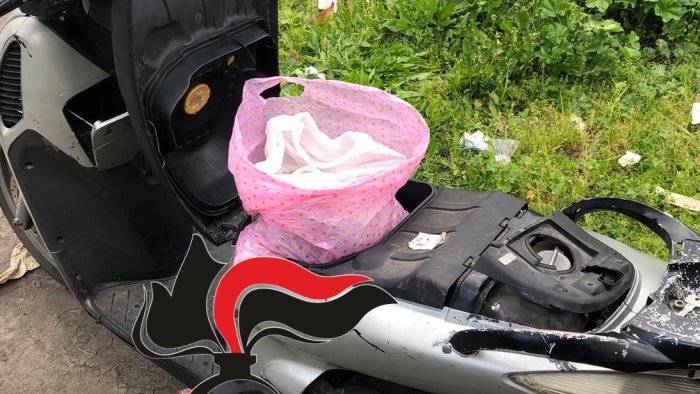 droga a scampia 900 dosi nel sottosella di uno scooter