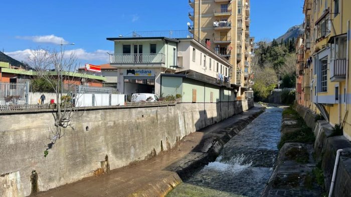 via detriti e rifiuti ripulita la sponda del fiume irno a pellezzano