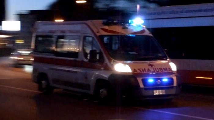 tragedia sulla statale poliziotto cade dalla moto e muore