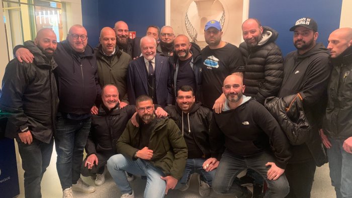 de laurentiis foto con gli ultras per celebrare la pace