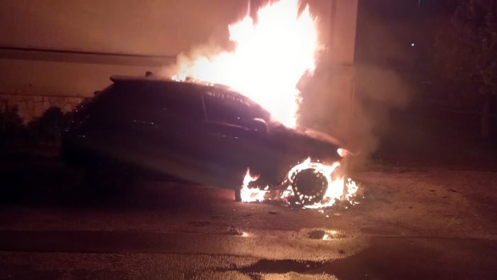 auto in fiamme nella notte al rione liberta di benevento