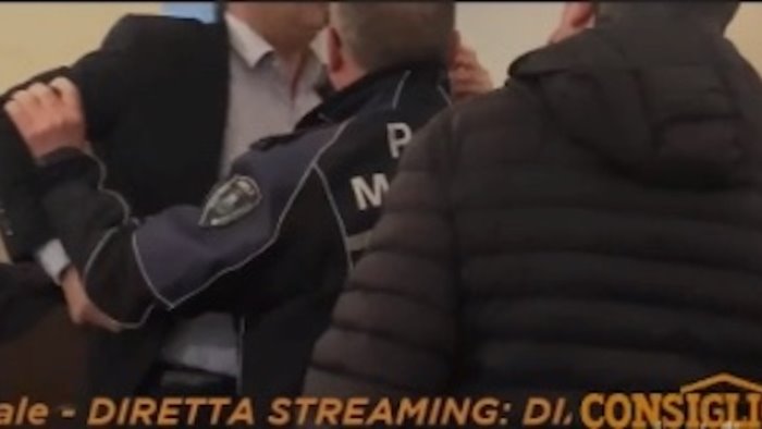 insulti e rissa sfiorata in consiglio comunale episodio gravissimo